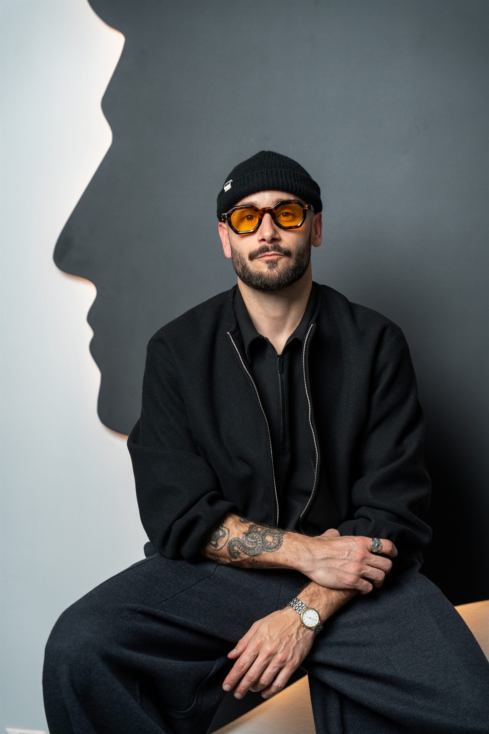 David, fondateur, dans le studio