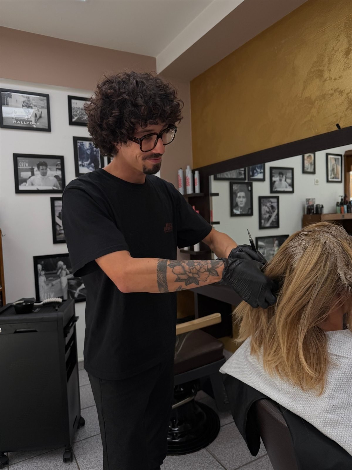 Julien Charrère, manager de DAV & CO. Factory, au travail sur une couleur