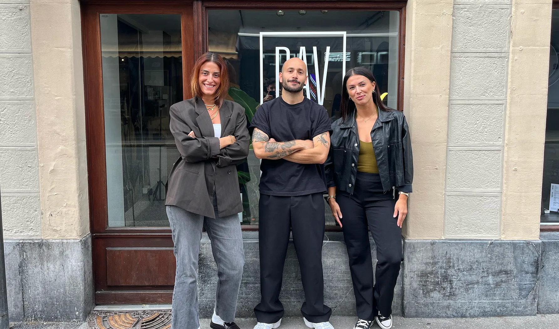 L'équipe DAV & CO. devant le salon